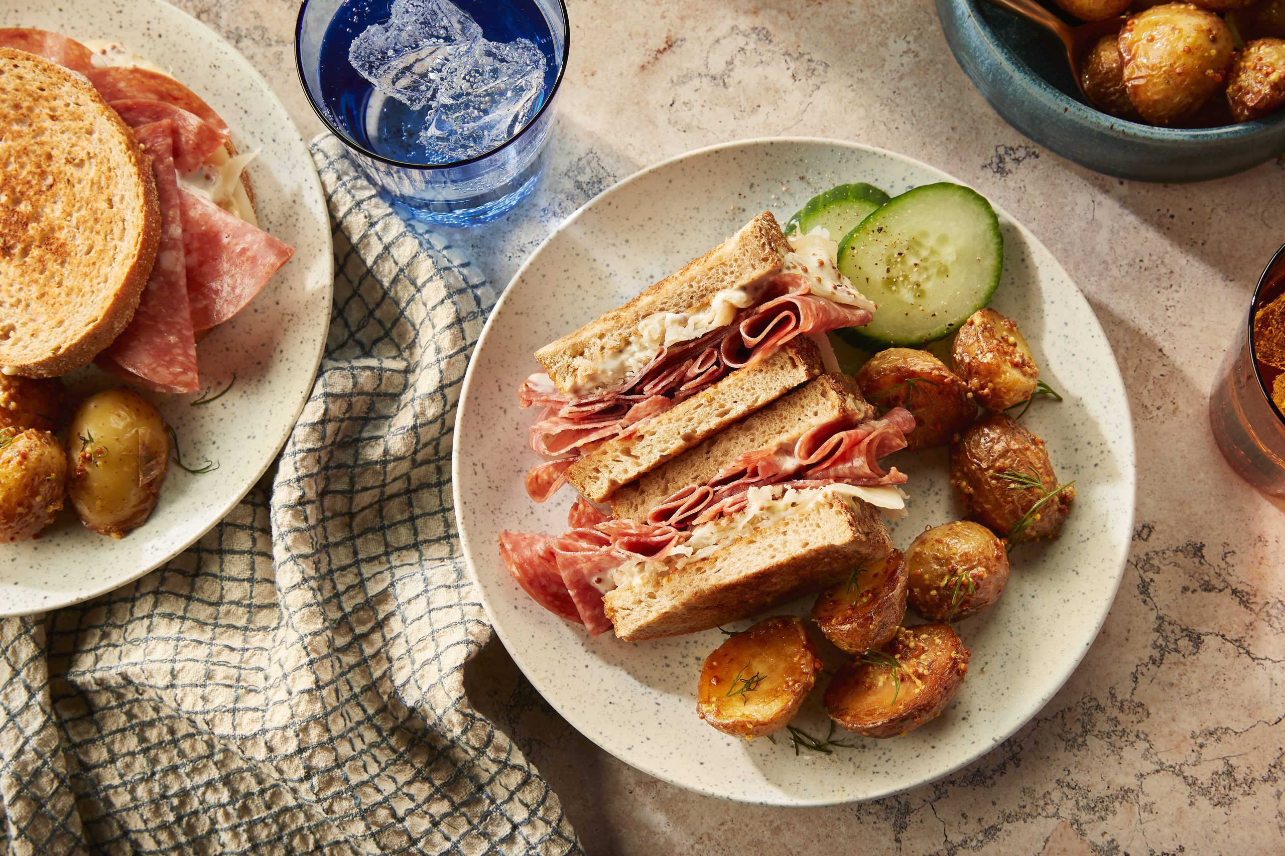 Sandwich Reubens au salami avec pommes de terre à l’aneth rôties à la poêle