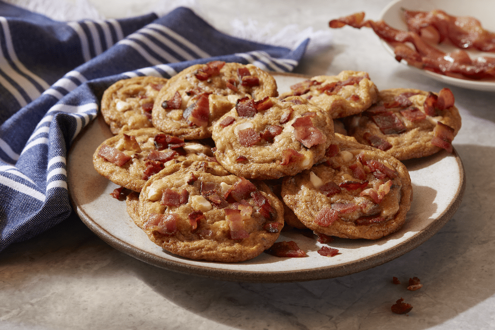 Biscuits au chocolat blanc, noix de macadamia et bacon à l'érable