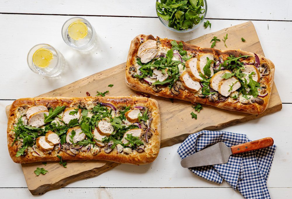 Pizza au poulet et aux champignons à la crème sur pain plat