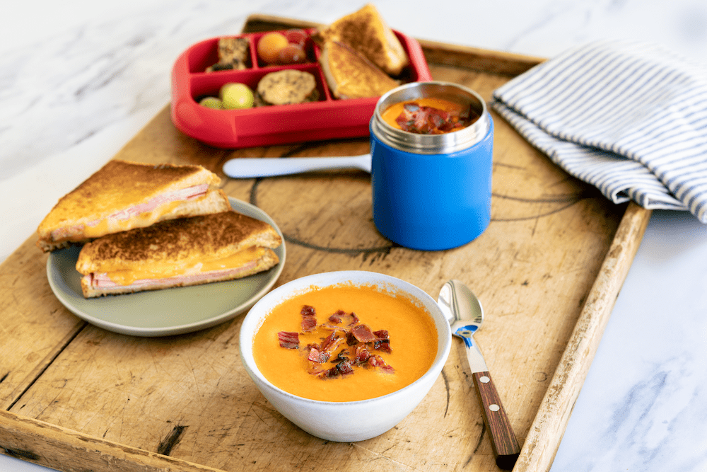 Croque-monsieur avec soupe aux tomates et au bacon