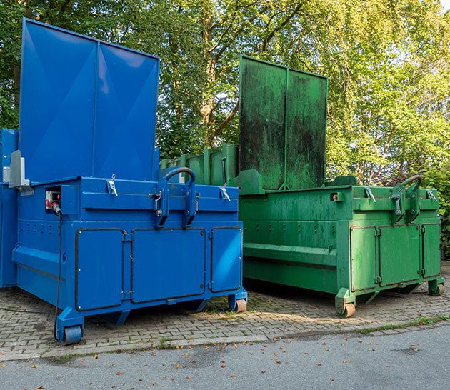 Poubelles de recyclage bleues et vertes