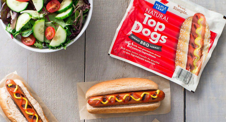 Top-dogs Maple Leaf et un bol de salade