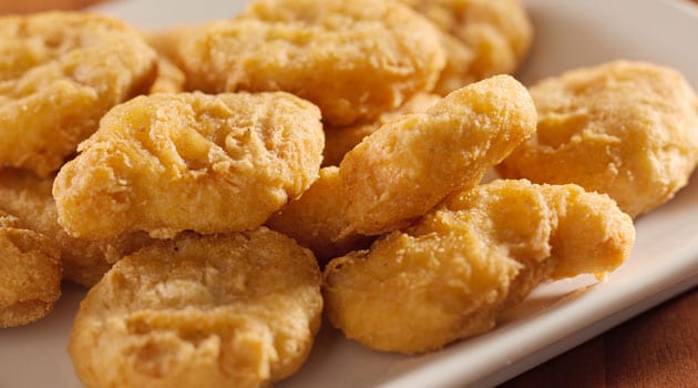 Nuggets de poulet sur une assiette