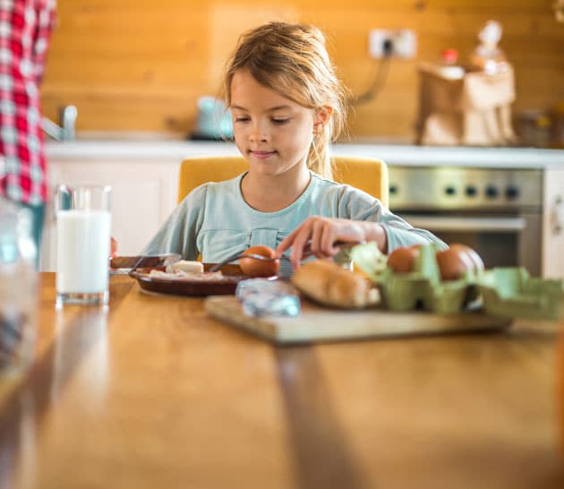 Fille mangeant le petit déjeuner