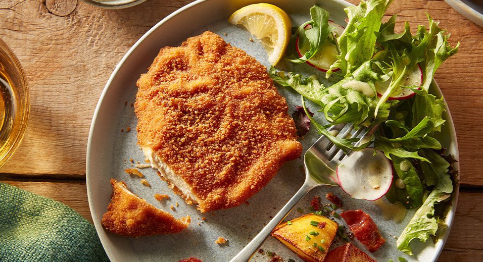 Escalopes Schnitzel avec pommes de terre rôties au bacon