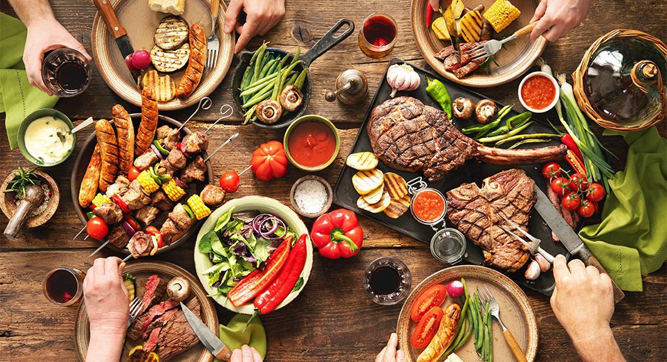 Vue de la table avec un délicieux barbecue à tartiner