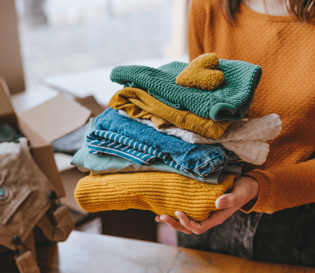 Personne donnant ses vêtements