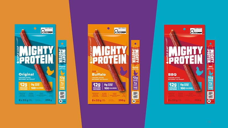 Trois paquets de bâtonnets protéinés Maple Leaf Mighty Protein, saveurs Original, Buffalo et BBQ.