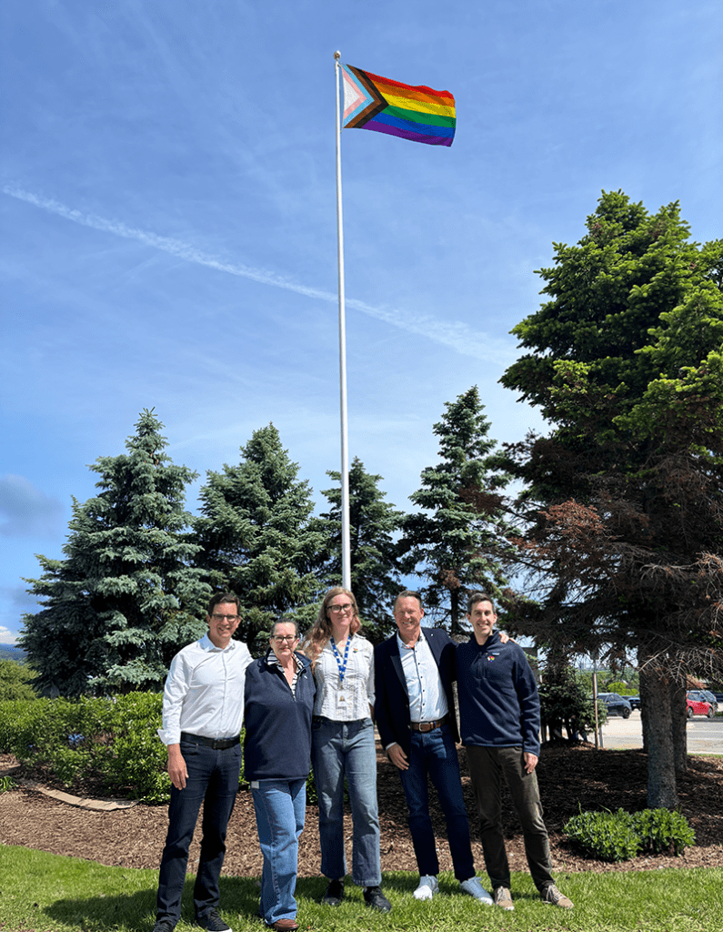 Levée du drapeau de la Fierté 2026 des Aliments Maple Leaf – Adam Grogan, chef de l’exploitation, Guyanne Sauvé et Ava Wright, coresponsables Fierté et allié(e)s, Curtis Frank, chef de la direction, David Alexander